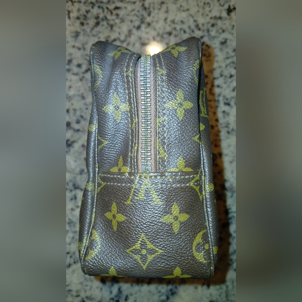 LOUIS VUITTON VINTAGE MAKEUP BAG - Picture 8 of 13